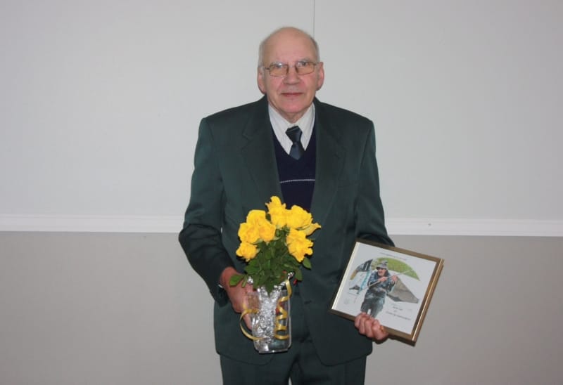 Bertel West hedrades med blommor och diplom.